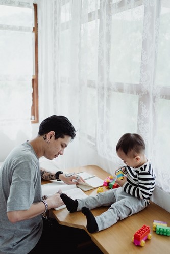 5 Ways to Keep Your Child Busy While You’re Studying  image