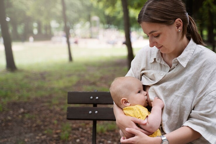 World Breastfeeding Week: Confidence-boosting tips for breastfeeding in public  image